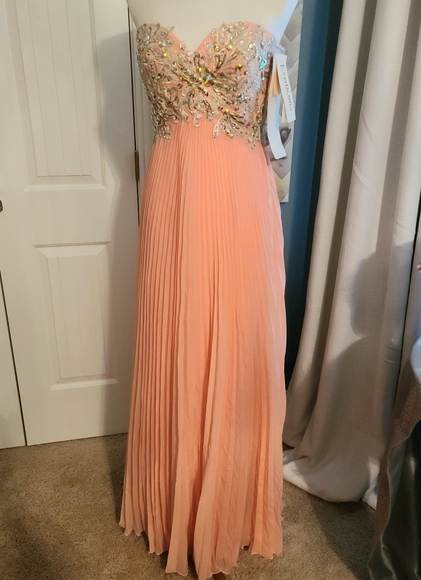 Tony Bowls Dresses & Skirts - NWT Tony Bowls La Gala Evening Prom Gown Dress
